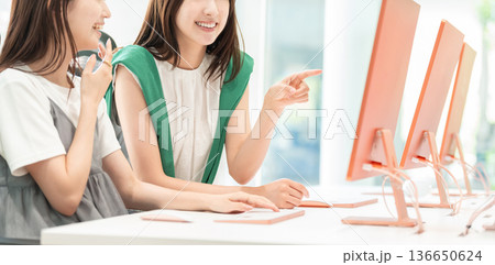 オフィスで働く若いビジネスウーマン オフィスで働く若いビジネスウーマン 136650624