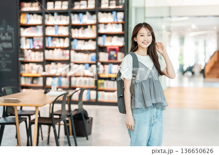 大学生 図書館 キャンパスライフ 大学生 図書館 キャンパスライフ 136650626