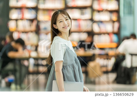 大学生　図書館　女性 136650629