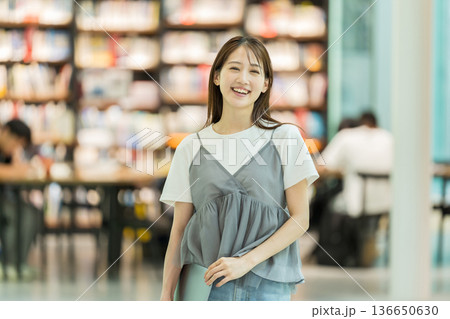 大学生 図書館 女性 大学生 図書館 女性 136650630