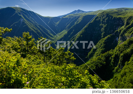 鳥海山・象潟口コースから見る新山 鳥海山・象潟口コースから見る新山 136650658