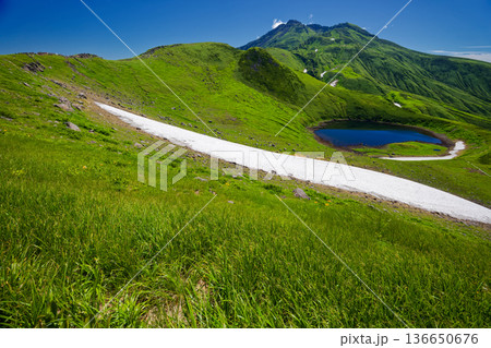 御浜付近から見る夏の鳥海山と鳥海湖 御浜付近から見る夏の鳥海山と鳥海湖 136650676