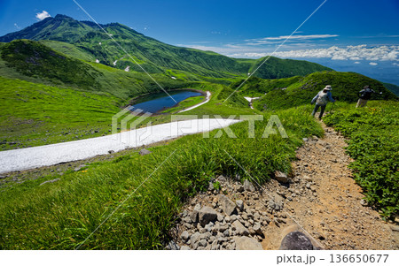 御浜付近から見る夏の鳥海山と鳥海湖 御浜付近から見る夏の鳥海山と鳥海湖 136650677