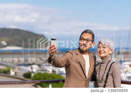 旅行するシニア夫婦　撮影協力:道の駅伊東マリンタウン 136650689
