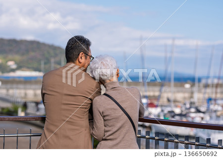 旅行するシニア夫婦　撮影協力:道の駅伊東マリンタウン 136650692