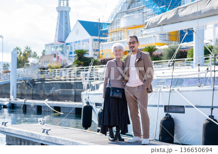 旅行をするシニア夫婦　撮影協力:道の駅伊東マリンタウン 136650694