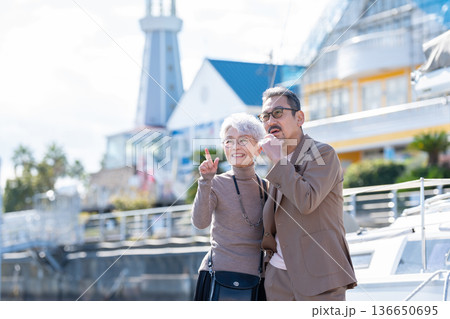 旅行するシニア夫婦　撮影協力:道の駅伊東マリンタウン 136650695