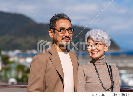 旅行するシニア夫婦 撮影協力:道の駅伊東マリンタウン 旅行するシニア夫婦 撮影協力:道の駅伊東マリンタウン 136650698
