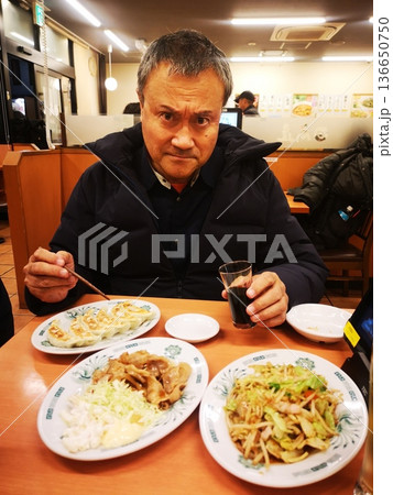 中華食堂で晩酌する中年男性 136650750