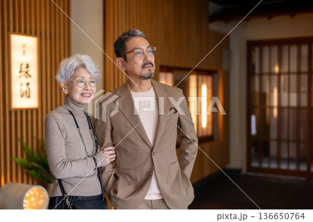 旅行するシニア夫婦　撮影協力:伊東緑涌 136650764