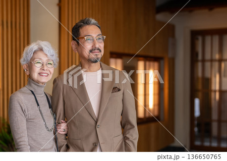 旅行するシニア夫婦 撮影協力:伊東緑涌 旅行するシニア夫婦 撮影協力:伊東緑涌 136650765