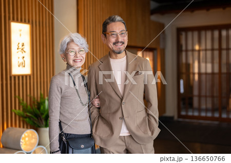 旅行するシニア夫婦　撮影協力:伊東緑涌 136650766