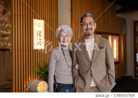 旅行をするシニア夫婦　撮影協力:伊東緑涌 136650769