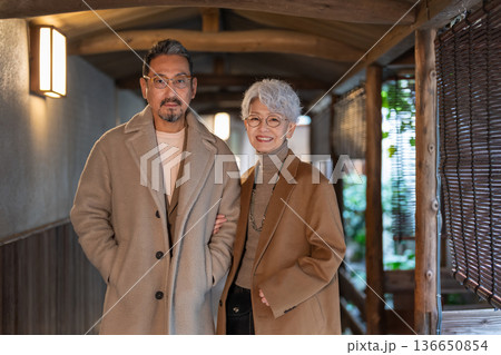 旅行を楽しむシニア夫婦　撮影協力:伊東緑涌 136650854