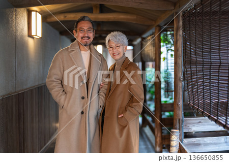 旅行を楽しむシニア夫婦　撮影協力:伊東緑涌 136650855