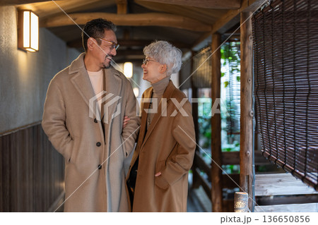 旅行を楽しむシニア夫婦　撮影協力:伊東緑涌 136650856