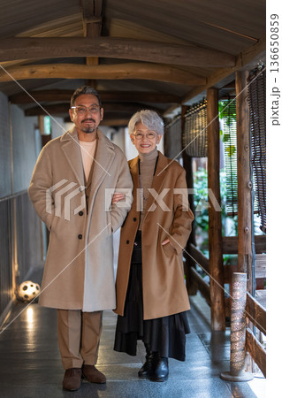 旅行を楽しむシニア夫婦　撮影協力:伊東緑涌 136650859