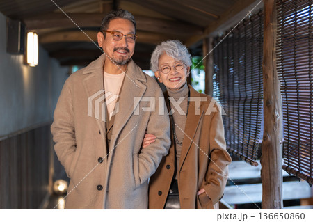 旅行を楽しむシニア夫婦　撮影協力:伊東緑涌 136650860