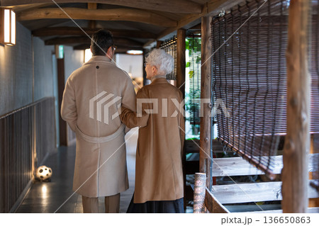 旅行を楽しむシニア夫婦　撮影協力:伊東緑涌 136650863
