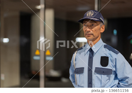 警備員　守衛　シニア男性 136651156