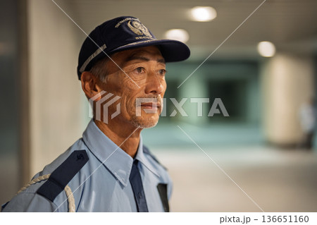 警備員 守衛 シニア男性 警備員 守衛 シニア男性 136651160