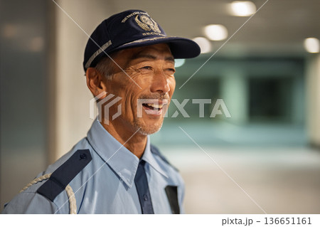 警備員　守衛　シニア男性 136651161