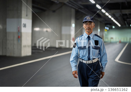 警備員 守衛 シニア男性 警備員 守衛 シニア男性 136651162
