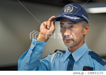 警備員　シニア男性　空港 136651172