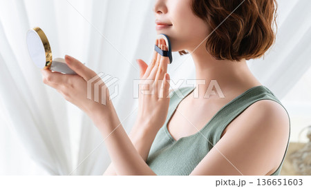 メイクをする女性・美容イメージ メイクをする女性・美容イメージ 136651603