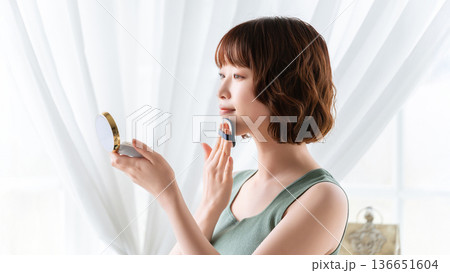 メイクをする女性・美容イメージ メイクをする女性・美容イメージ 136651604