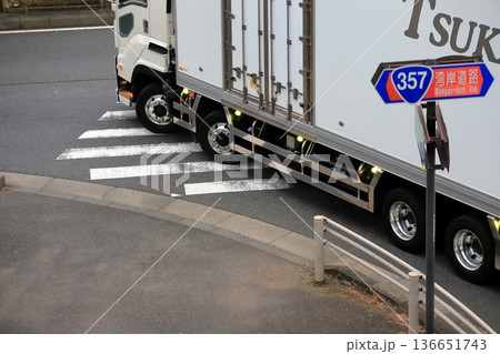 交差点を左折中のトラック　イメージ 136651743