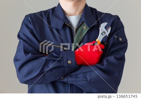 工具を持つ作業服のミドル男性ビジネスマン 136651745