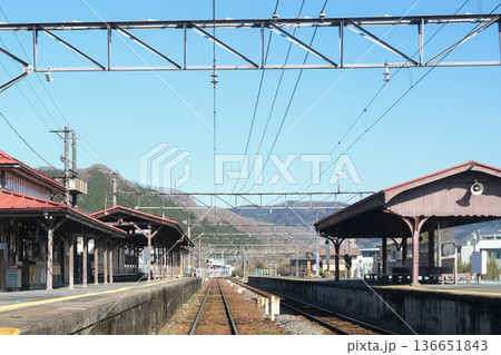 ローカル鉄道の無人駅ホームと線路の遠近風景(快晴・地方駅・田舎) ローカル鉄道の無人駅ホームと線路の遠近風景(快晴・地方駅・田舎) 136651843