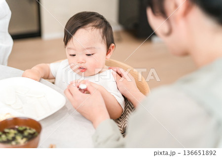 赤ちゃんに離乳食,ご飯を食べさせる母親（育児・子育て） 136651892