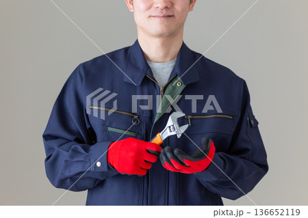 工具を持つ作業服のミドル男性ビジネスマン 136652119