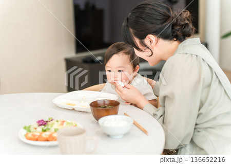 赤ちゃんに離乳食,ご飯を食べさせる母親（育児・子育て） 136652216