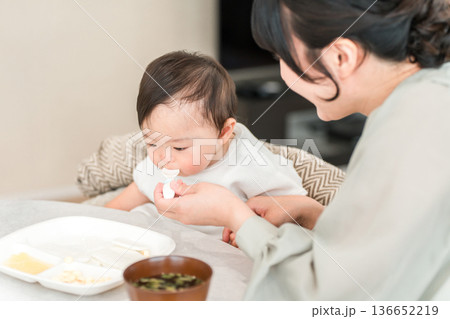 赤ちゃんに離乳食,ご飯を食べさせる母親(育児・子育て) 赤ちゃんに離乳食,ご飯を食べさせる母親(育児・子育て) 136652219