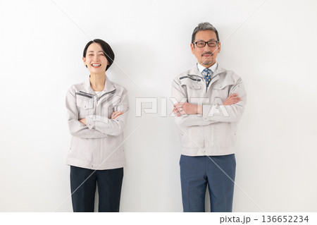 作業服を着た男女 136652234
