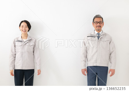 作業服を着た男女 作業服を着た男女 136652235