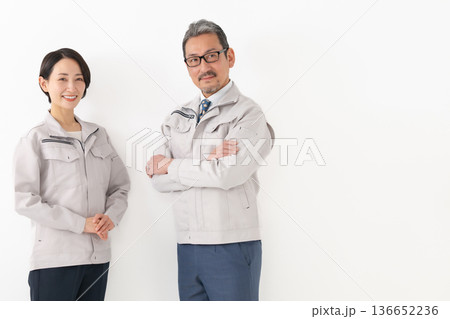 作業服を着た男女 136652236