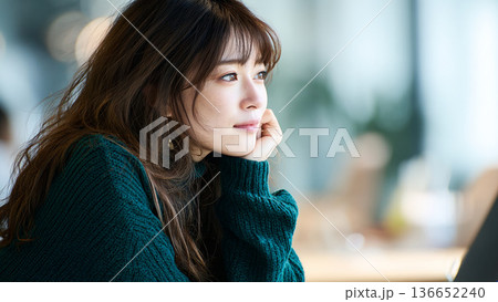 考え事をする女性の横顔 136652240