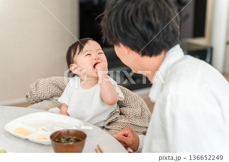 赤ちゃんに離乳食,ご飯を食べさせる父親（育児・子育て） 136652249