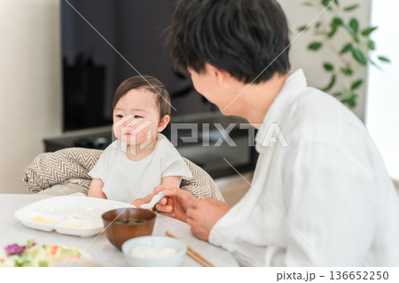赤ちゃんに離乳食,ご飯を食べさせる父親(育児・子育て) 赤ちゃんに離乳食,ご飯を食べさせる父親(育児・子育て) 136652250