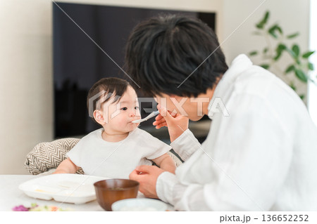 赤ちゃんに離乳食,ご飯を食べさせる父親（育児・子育て） 136652252