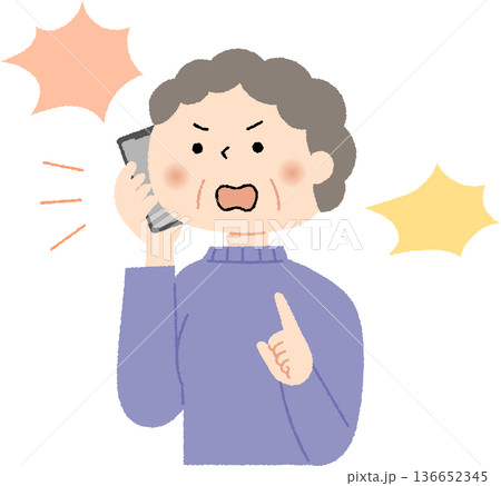 怒って電話をしているシニア女性 怒って電話をしているシニア女性 136652345