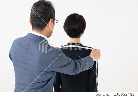 スーツのサイズを測る男性 136652483