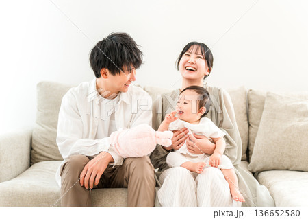 マイホームのリビングで子供,赤ちゃんと遊ぶ子育て世代のファミリー,家族(育児,子育て,スキンシップ) マイホームのリビングで子供,赤ちゃんと遊ぶ子育て世代のファミリー,家族(育児,子育て,スキンシップ) 136652580
