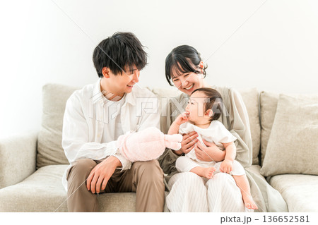 マイホームのリビングで子供,赤ちゃんと遊ぶ子育て世代のファミリー,家族(育児,子育て,スキンシップ) マイホームのリビングで子供,赤ちゃんと遊ぶ子育て世代のファミリー,家族(育児,子育て,スキンシップ) 136652581