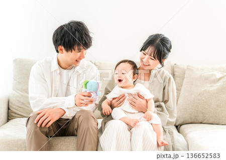 マイホームのリビングで子供,赤ちゃんと遊ぶ子育て世代のファミリー,家族(育児,子育て,スキンシップ) マイホームのリビングで子供,赤ちゃんと遊ぶ子育て世代のファミリー,家族(育児,子育て,スキンシップ) 136652583