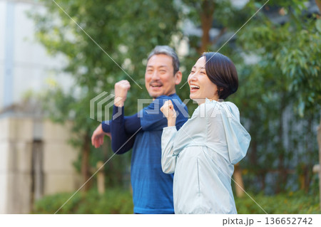 運動をする男女 136652742